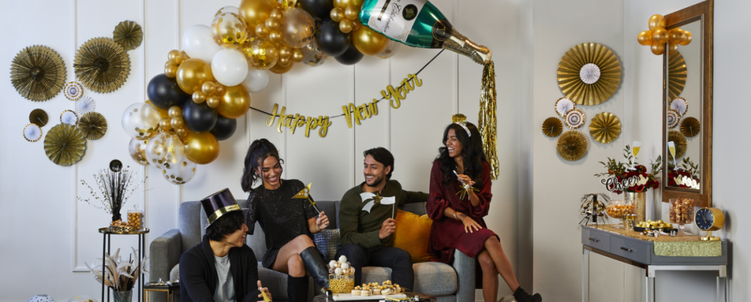 Shop Ballon en aluminium satiné bouteille de champagne For Vintage Good Times, vert/or 36 po, gonflement à l'hélium et ruban inclus, pour veille du jour de l'An/anniversaire, Trousse d'arche guirlande en ballon en latex rond transparent confetti, or/noir/argent, pour veille du jour de l'An/remise des diplômes, Banderole à lettres New Year scintillante, Get The Party Started New Year's Eve Party Kit for 25, Centre de table en fontaine du jour de l'An, argenté et doré, Mirlitons à franges métalliques noires et dorées, paq. 24, Décorations d'éventails en papier de luxe doré du diplômé and more