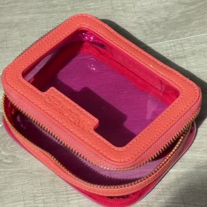 Jan Patel &rsquo;s mediaimport video of Space NK Mini Travel Bag Sunset Peach