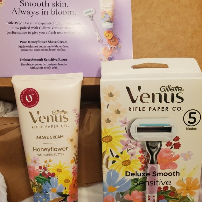 user image by @joanna_savannah, Rifle Paper Co. + Venus Deluxe Smooth Sensitive Razor + 2 Refills
