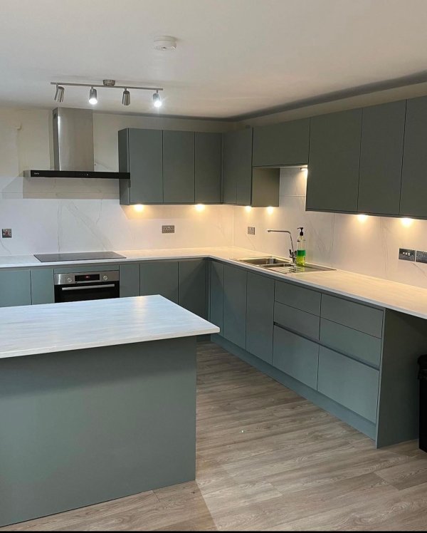 Hockley Super Matt Fir Green Handleless Kitchen Howdens