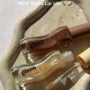 @spacenk&rsquo;s instagram video of Gisou Honey Infused Lip Oil,Gisou Honey Infused Lip Oil
