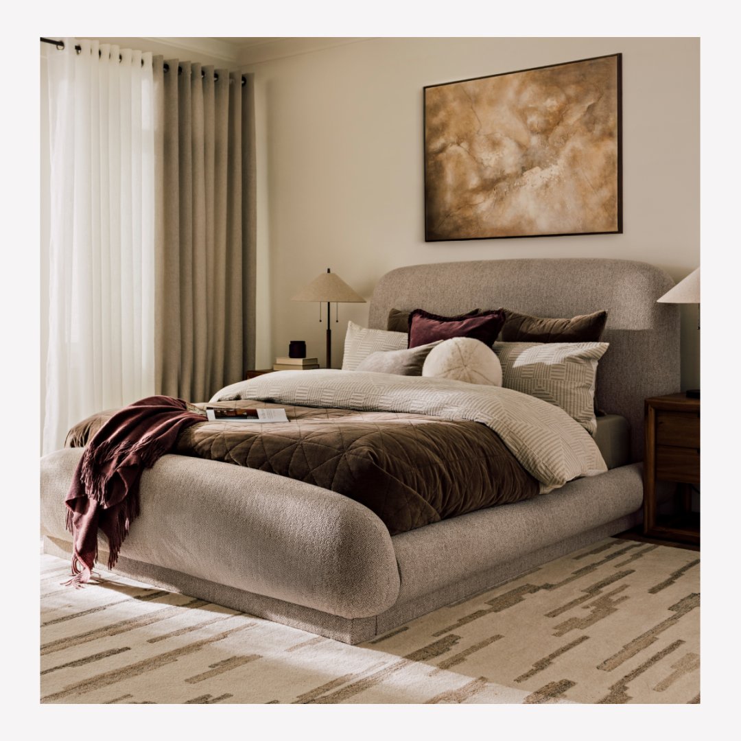 Shop Très grand lit rembourré Alvarez -Bina sable, Coussin en velours Aline 20x20 bordeaux, Tapis en laine Willis 60x96 iv/sable/gr, Coussin en velours Daria 14x24 cendré, Dessus-de-lit velours de coton Joye ch. | champignon | Urban Barn, Jeté multi Riddell bordeaux, Coussin rond en fausse fourrure Tia iv, Table de chevet avec chargeur Werner -Croydon toffee, G ens. housse couette Odus gris pâle/iv | Grand lit | Urban Barn and more