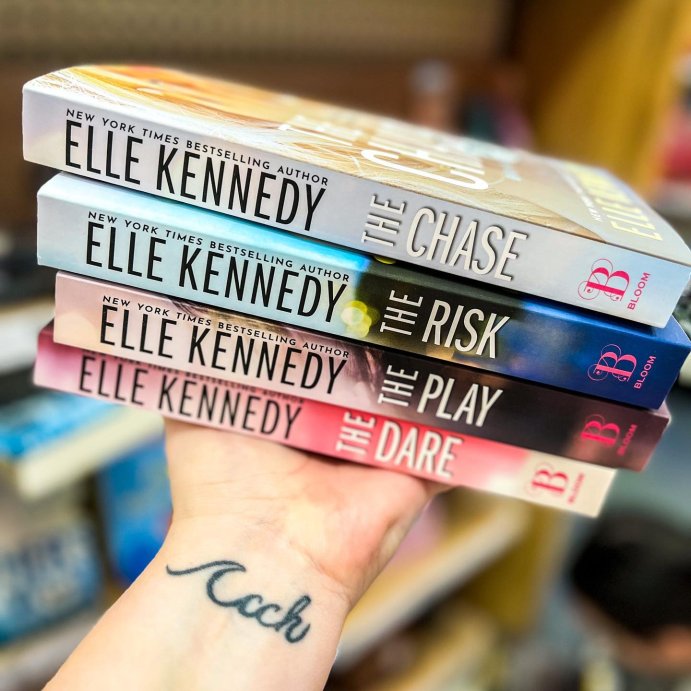 user image by @kathrynscovers, Chase - by Elle Kennedy (Paperback)